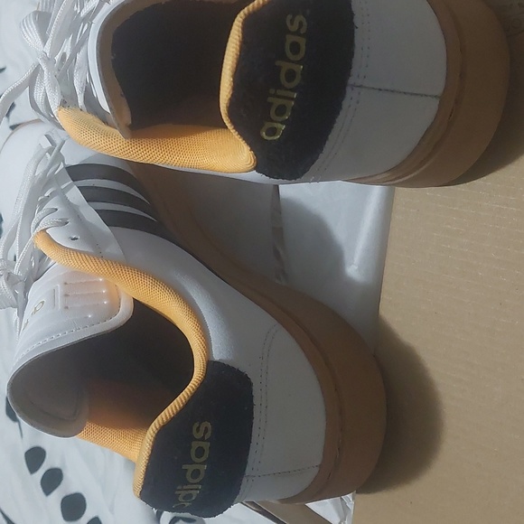 Size 11 women's Adidas - Picture 3 of 6